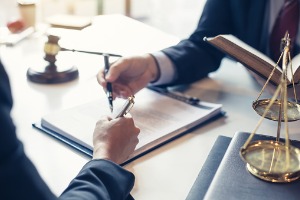 Attorney discussing Chapter 13 Bankruptcy in Peoria IL with a client